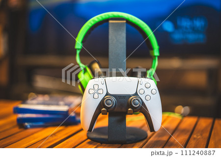 ゲームのコントローラーとヘッドセット 111240887