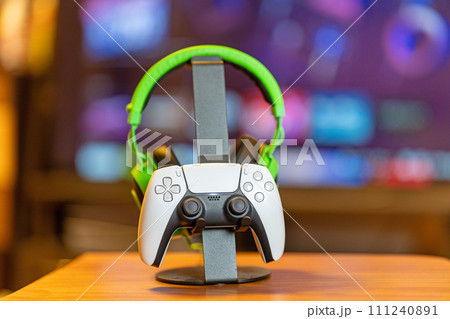 ゲームのコントローラーとヘッドセット 111240891