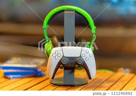 ゲームのコントローラーとヘッドセット 111240892