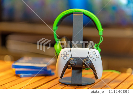 ゲームのコントローラーとヘッドセット 111240893