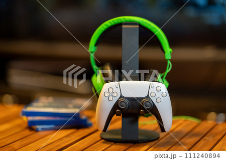 ゲームのコントローラーとヘッドセット ゲームのコントローラーとヘッドセット 111240894