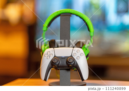 ゲームのコントローラーとヘッドセット ゲームのコントローラーとヘッドセット 111240899