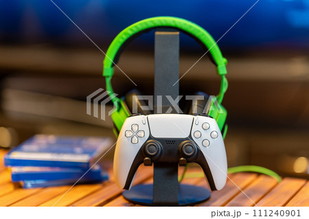 ゲームのコントローラーとヘッドセット 111240901