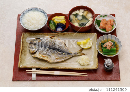 焼き魚定食(どんちっちアジ、ご飯、味噌汁、明太子、ほうれん草のおひたし、漬物) 111241509
