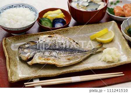 焼き魚定食(どんちっちアジ、ご飯、味噌汁、明太子、ほうれん草のおひたし、漬物) 111241510