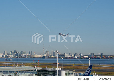 羽田空港から飛び立つ飛行機 111242024