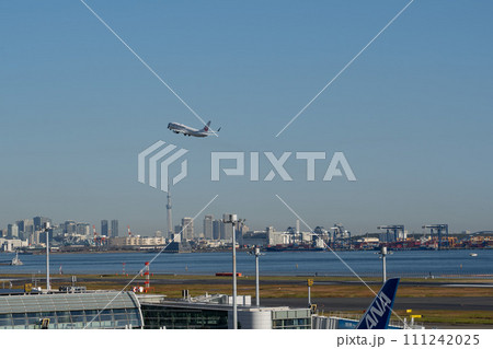 羽田空港から飛び立つ飛行機 111242025