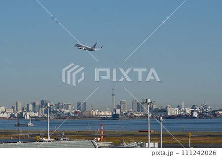 羽田空港から飛び立つ飛行機 111242026