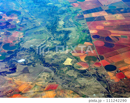 飛行機から見たセンターピボット灌漑による円形の農地 アメリカ合衆国 飛行機から見たセンターピボット灌漑による円形の農地 アメリカ合衆国 111242290