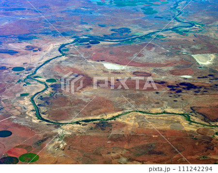 飛行機から見たセンターピボット灌漑による円形の農地　アメリカ合衆国　 111242294