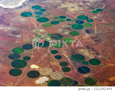 飛行機から見たセンターピボット灌漑による円形の農地　南アフリカ共和国　 111242343