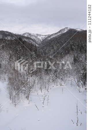 冬山の雪景色 冬山の雪景色 111244182