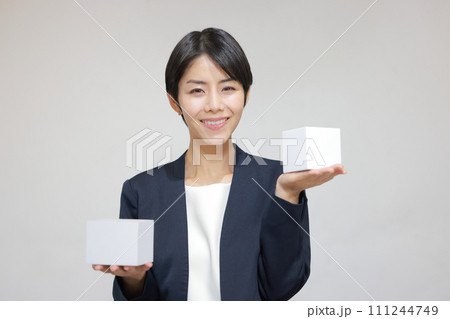 四角の箱を2つ持ちにこやかな女性_1 四角の箱を2つ持ちにこやかな女性_1 111244749