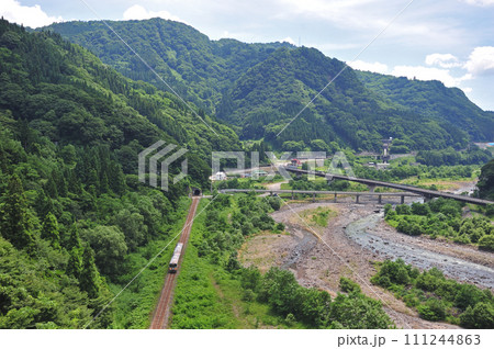 大糸線 北小谷ー平岩 JR西日本 キハ120(糸魚川) 大糸線 北小谷ー平岩 JR西日本 キハ120(糸魚川) 111244863