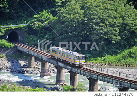 大糸線　頸城大野ー小滝　JR西日本　キハ120-329+キハ120-349（糸魚川） 111244870