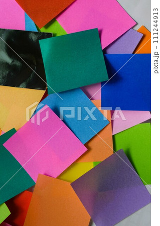 カラフルな折り紙 111244913