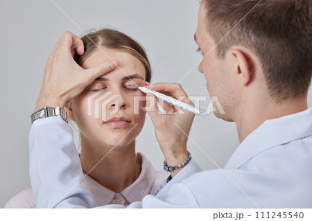 Blepharoplasty of a woman marking on her face before plastic surgery to change the eye area in a medical clinic 111245540