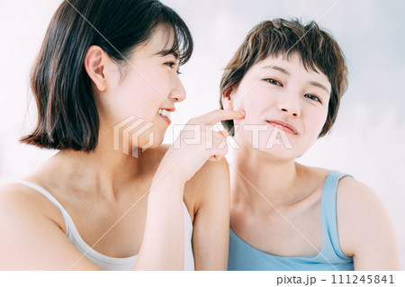 若い女性のビューティーイメージ 111245841