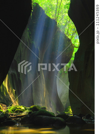 光さす由布川渓谷（別府市・由布市・縦構図） 111245869