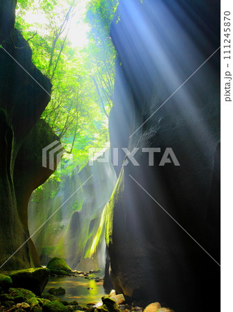 光さす由布川渓谷（別府市・由布市・縦構図） 111245870