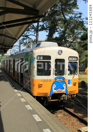 琴電琴平駅にて出発を待つ高松琴平電気鉄道1200形（日本 香川県仲多度郡琴平町） 111245884