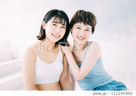 若い女性2人のビューティーイメージ 111245905