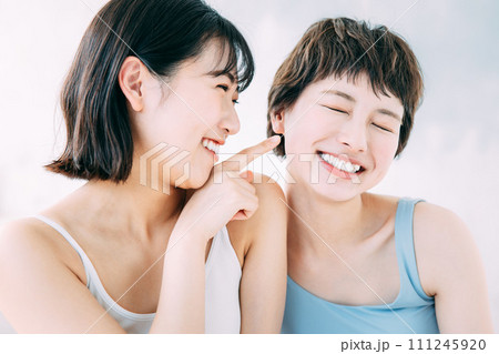若い女性のビューティーイメージ 111245920