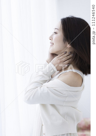 爽やかに目覚めるかわいい女性 爽やかに目覚めるかわいい女性 111246540