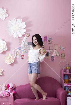 部屋で楽しむ可愛い女性 部屋で楽しむ可愛い女性 111246681