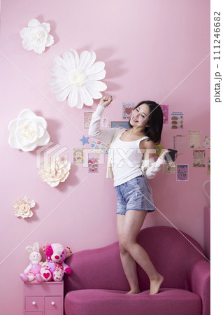 部屋で楽しむ可愛い女性 部屋で楽しむ可愛い女性 111246682