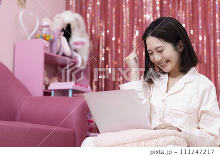 部屋で楽しむ可愛い女性 部屋で楽しむ可愛い女性 111247217