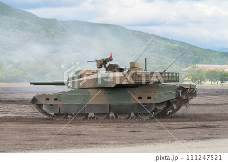 硝煙の中を駆ける陸上自衛隊10式戦車 111247521