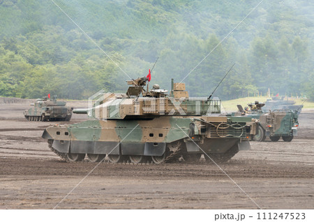 硝煙の中を駆ける陸上自衛隊10式戦車 111247523