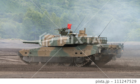 硝煙の中を駆ける陸上自衛隊10式戦車 111247529