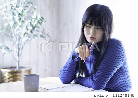 休日に家で勉強する若い女性 休日に家で勉強する若い女性 111248149
