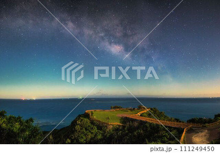 沖縄県南城市知念岬公園から眺める天の川 111249450