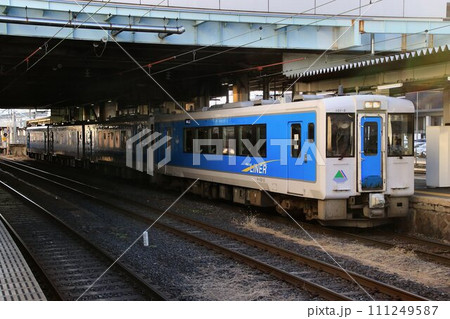 山形駅に停車する… 左沢線・キハ101系 山形駅に停車する… 左沢線・キハ101系 111249587