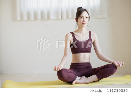 瞑想をする女性 111250086