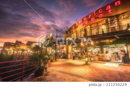 沖縄県北谷町アメリカンビレッジの夕方 111250229