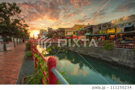 沖縄県北谷町アメリカンビレッジの夕方 沖縄県北谷町アメリカンビレッジの夕方 111250234