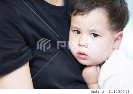 ぐずって親に甘えるハーフの男の子 ぐずって親に甘えるハーフの男の子 111250511