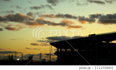 夕暮れの空とスタジアムのシルエット 夕暮れの空とスタジアムのシルエット 111250664