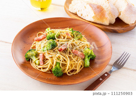 ベーコンとブロッコリーのパスタ 111250903