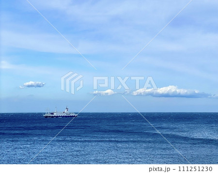 青い海と空と船 111251230