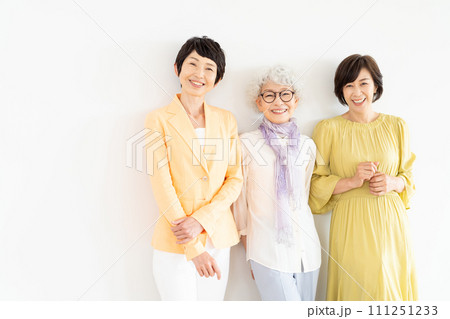 ミドル女性のポートレート 111251233