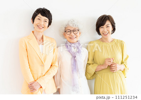 ミドル女性のポートレート 111251234