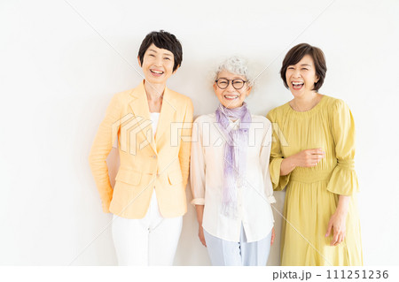 ミドル女性のポートレート ミドル女性のポートレート 111251236