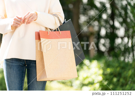 ショッピングバッグを持つ女性のパーツカット ショッピングバッグを持つ女性のパーツカット 111251252