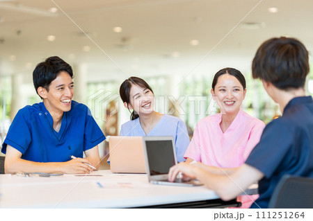 ミーティングする医師と看護師 111251264