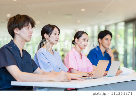 ミーティングする医師と看護師 111251271